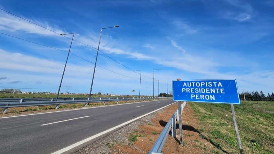 Cartel de la Autopista Presidente Perón en construcción