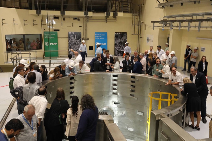 Visita oficial al reactor RA-10 en el Centro Atómico Ezeiza, con cartelería de CNEA e INVAP