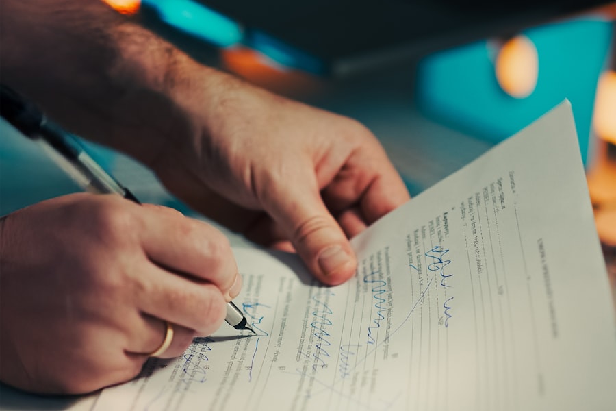 Persona firmando un documento con lapicera