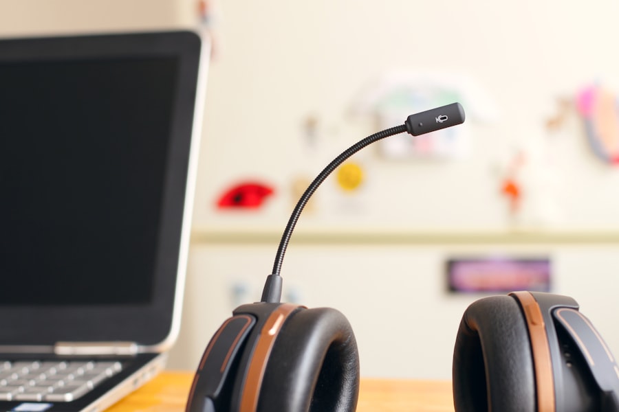 Auriculares de atención al cliente junto a una notebook