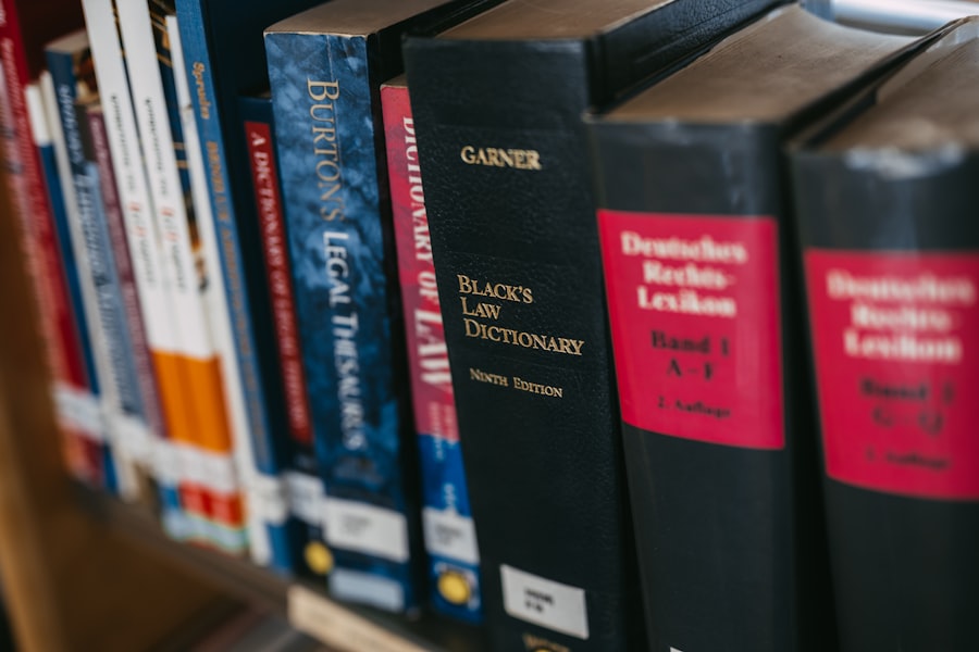 Libros de derecho ordenados en un estante
